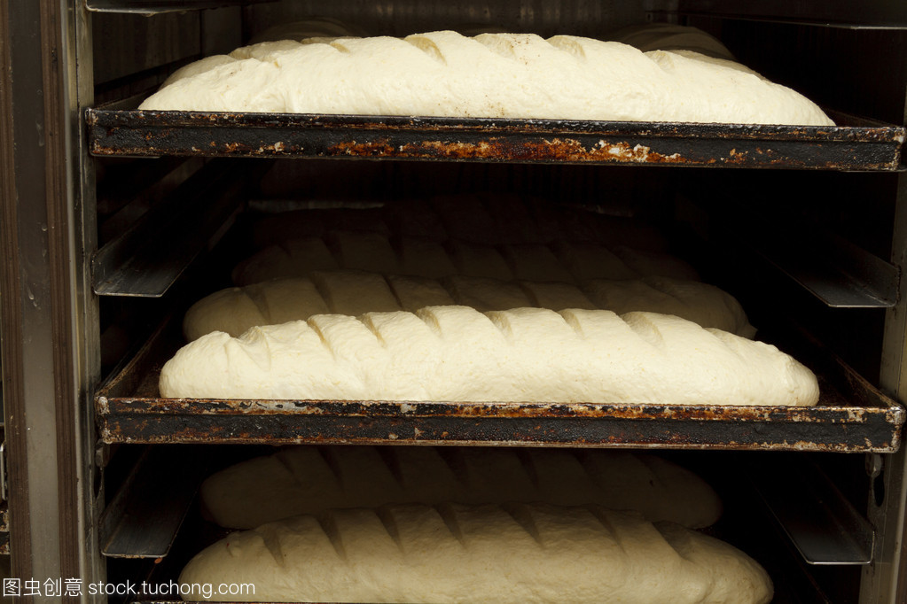 在面包店的烘焙产品的制作